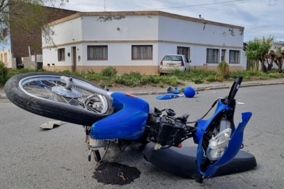 Un joven hospitalizado tras colisión entre un auto y una moto 