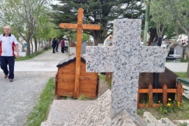 Preparativos para la celebración del Día de Todos los Fieles Difuntos en la Capilla del Cementerio