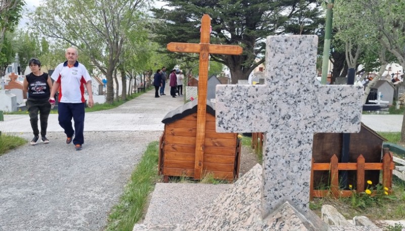 Preparativos para la celebración del Día de Todos los Fieles Difuntos en la Capilla del Cementerio. (CG)