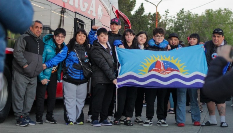 Bandera en mano y miles de ilusiones y sueños por cumplir en las valijas. (Foto: Santa Cruz Deportes)