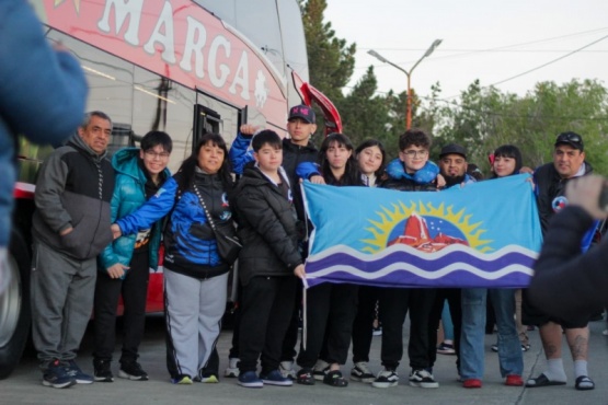 Bandera en mano y miles de ilusiones y sueños por cumplir en las valijas. (Foto: Santa Cruz Deportes)