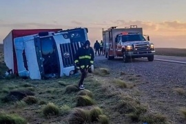 El viento causó daños y volcó un camión en Santa Cruz