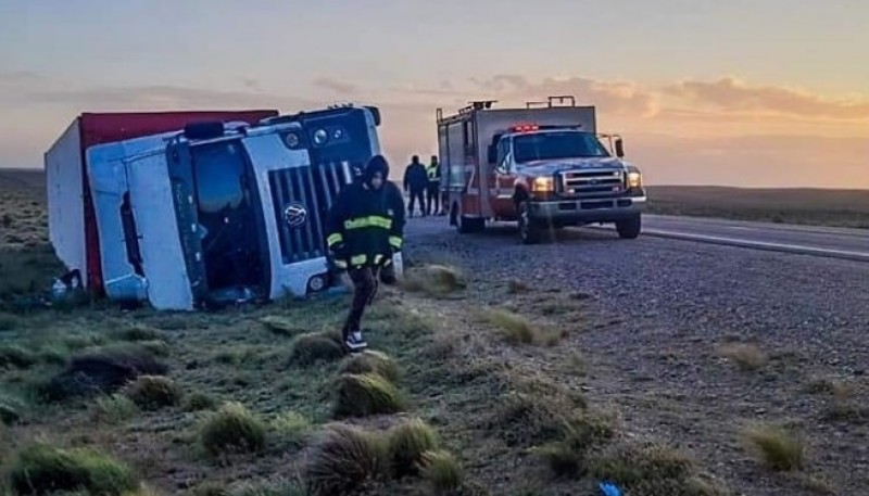 El viento causó daños y volcó un camión en Santa Cruz