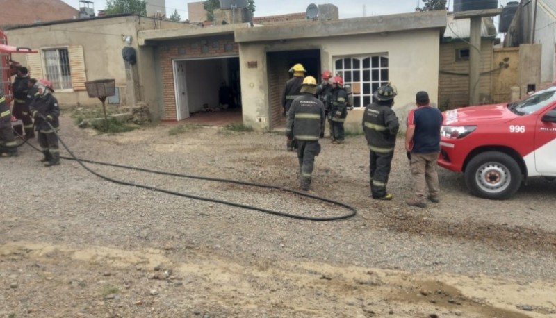 Bomberos sofocaron incendio sobre vivienda 