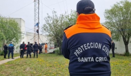 Dos mujeres se subieron a una antena para reclamar por trabajo