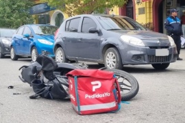 Un motociclista fue embestido por una camioneta que se dio a la fuga