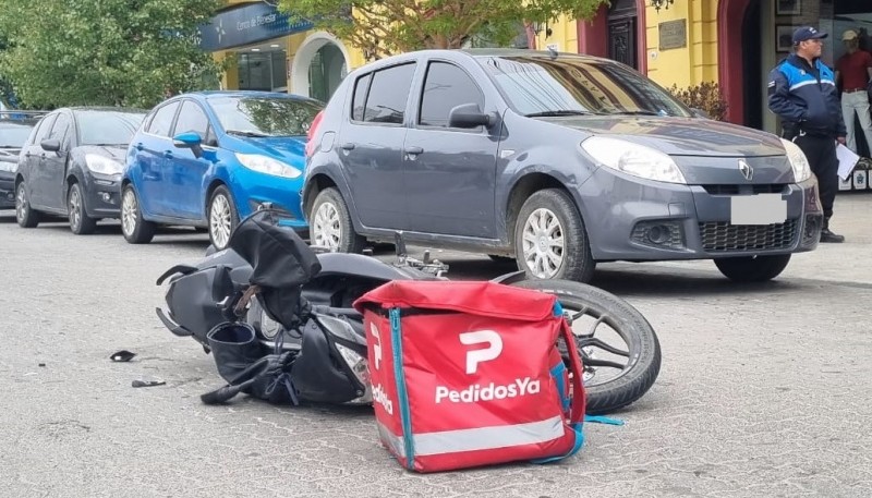 Un motociclista fue embestido por una camioneta que se dio a la fuga 