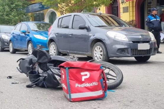 Un motociclista fue embestido por una camioneta que se dio a la fuga 