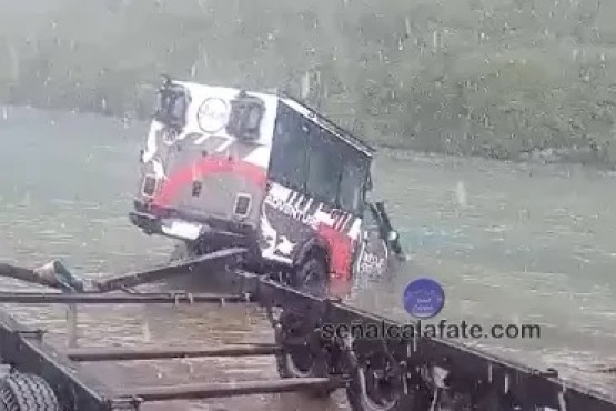 Camioneta con turistas casi se hunde en el Lago del Desierto