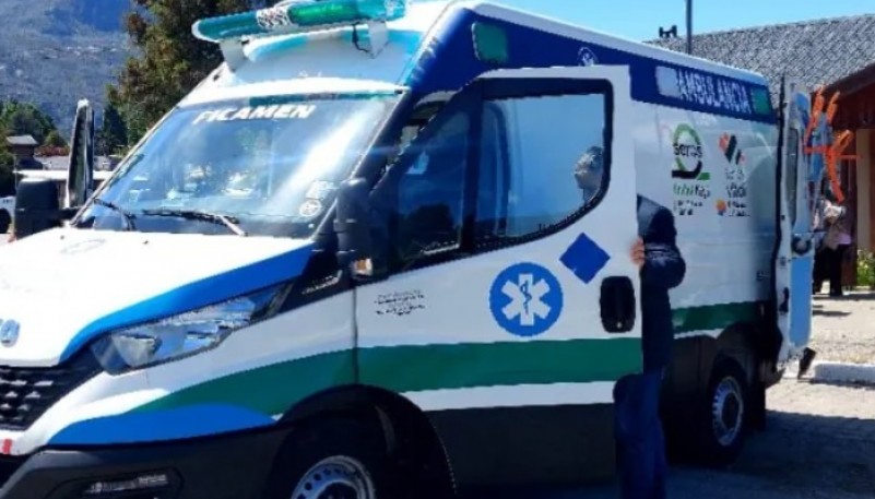 Provincia entregó nueva ambulancia de alta complejidad en el Hospital Rural de El Hoyo