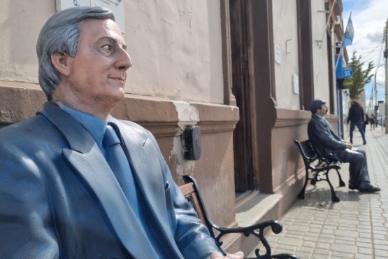 Restauraron las estatuas de Néstor Kirchner y Fredy Martínez ubicadas en el Municipio