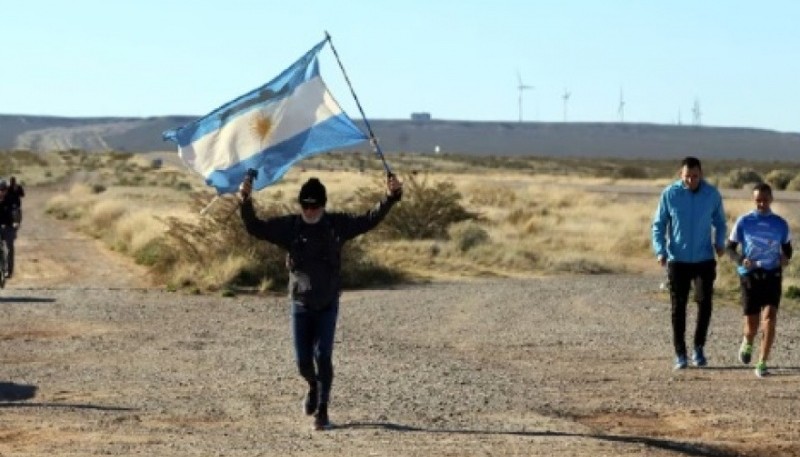 Excomandante recorre el último tramo hacia donde avistaron por última vez al submarino