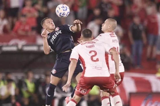 Huracán superó a Independiente y le mete presión a Veléz