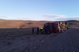 Camionero chileno volcó y sufrió heridas