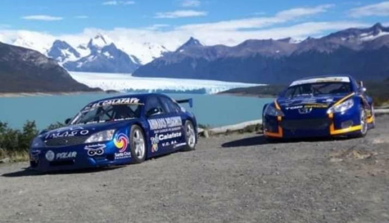 Los autos de la Máxima y el Glaciar, una postal que se repetirá en unos días más. (Foto: Ahora Calafate)