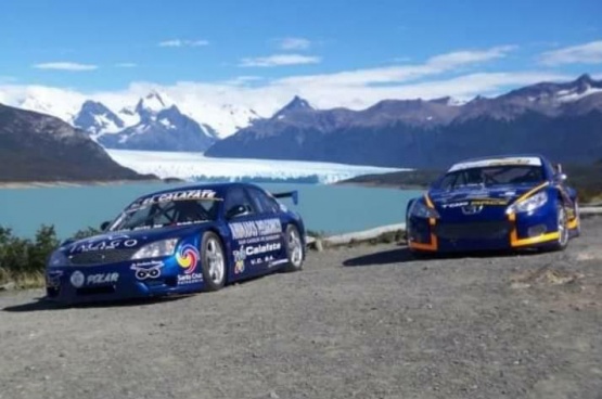 Los autos de la Máxima y el Glaciar, una postal que se repetirá en unos días más. (Foto: Ahora Calafate)