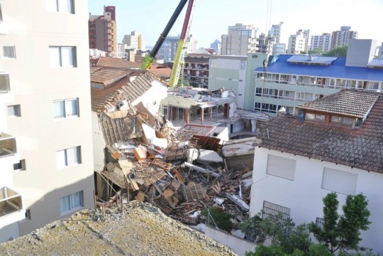 Ingenieros evaluarán las estructuras linderas al hotel derrumbado