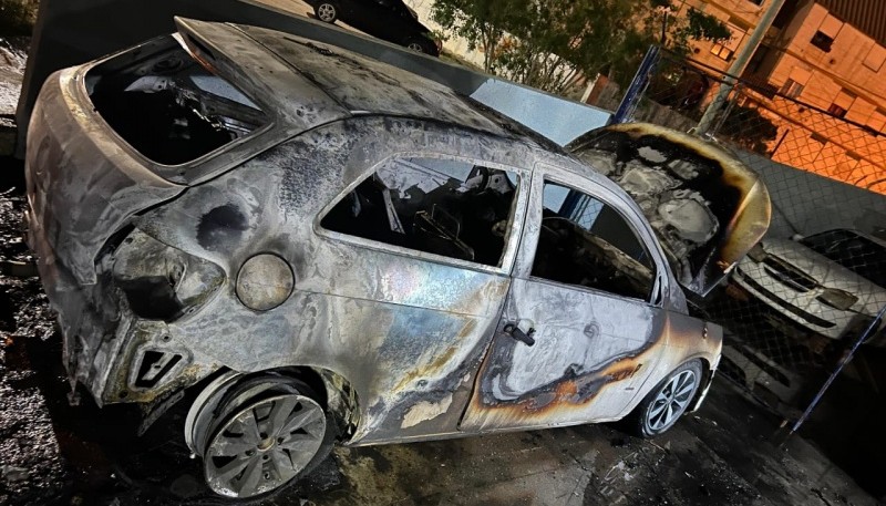 Incendio afectó dos vehículos en el Barrio 2 de Abril 