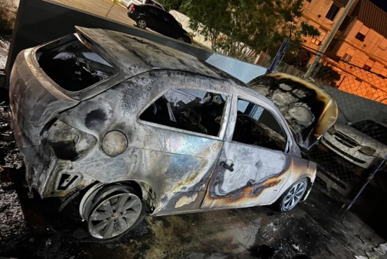 Incendio afectó dos vehículos en el Barrio 2 de Abril 