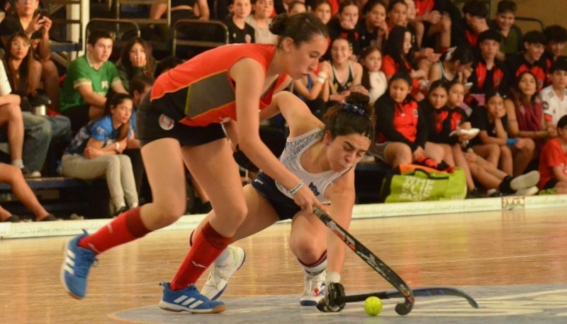 Bien por los chicos y las chicas de Santacruceña. (Foto: Hockey Bariloche)