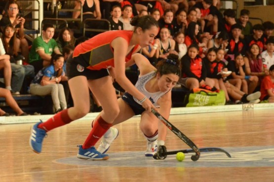 Bien por los chicos y las chicas de Santacruceña. (Foto: Hockey Bariloche)