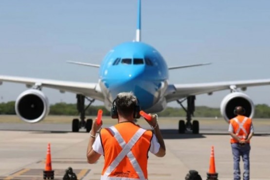 Los funcionarios ya no estarán obligados a contratar a Aerolíneas Argentinas