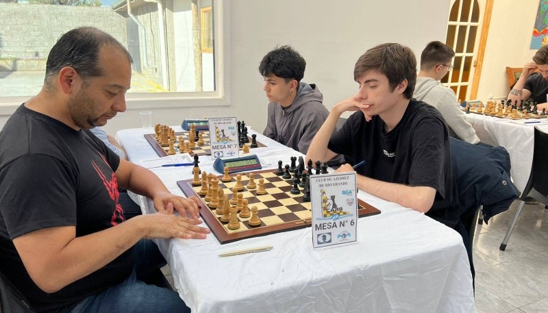 Fernández, izquierda, arrancó a jugar en la tercera ronda. (Foto: CARG)