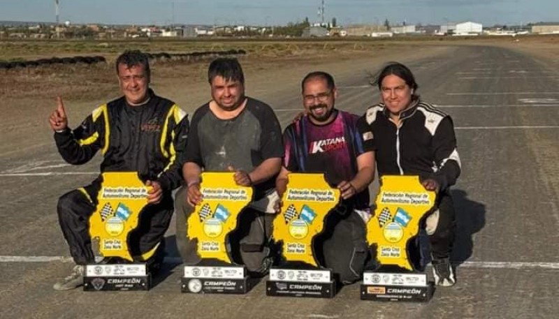 Los ganadores de las cuatro categorías posaron juntos para cerrar el domingo en Las Heras. (Foto: Club 5 de Octubre)