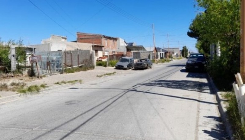 Le cortó un mechón de cabello, se enojó y lo hirió con el mismo cuchillo