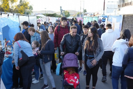 Los vecinos acompañaron la apertura del festival 123 Aniversario