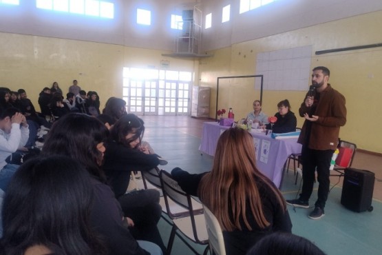 Comisaría de la Mujer brindó un charla de prevención en el CPES N°42