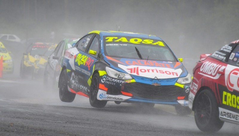 El auto del riogalleguense volando bajo la lluvia en el circuito entrerriano. (Foto: APAT)