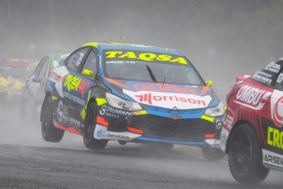 El auto del riogalleguense volando bajo la lluvia en el circuito entrerriano. (Foto: APAT)