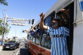 Racing partió hacia a Paraguay para la final con el tremendo banderazo de los hinchas