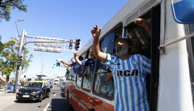 Racing partió hacia a Paraguay para la final con el tremendo banderazo de los hinchas