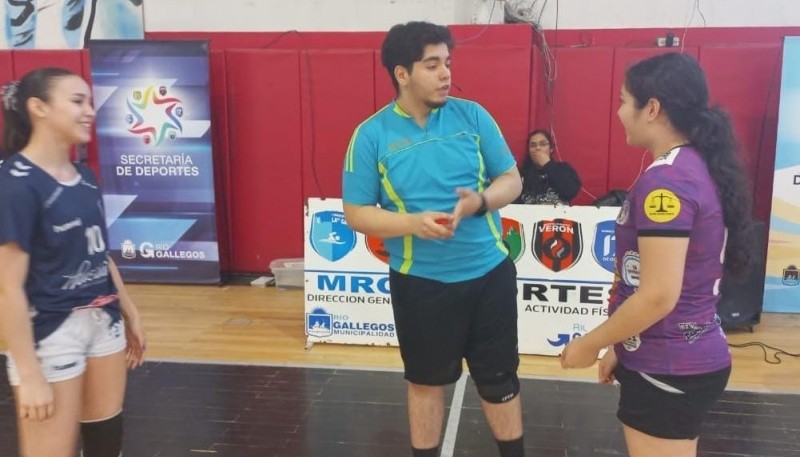 Lautaro Aguiar en un partido de la Liga Municipal de Handball. 