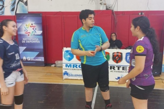 Lautaro Aguiar en un partido de la Liga Municipal de Handball. 