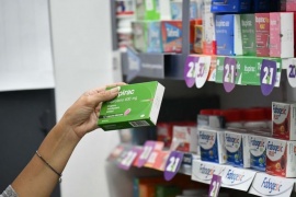 Precios de medicamentos de venta libre en góndolas a la vista en farmacias