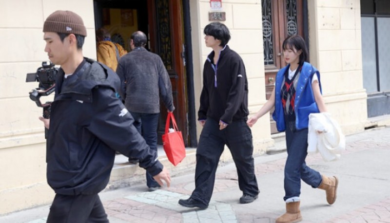 Un ídolo de K-pop suelto en la Patagonia; Suho aterrizó en Punta Arenas para grabar en la Antártida. (Foto La prensa austral)