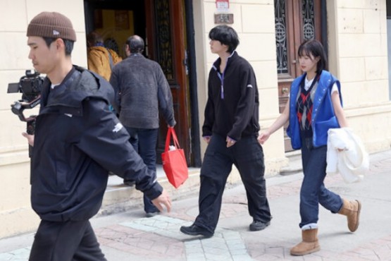 Un ídolo de K-pop suelto en la Patagonia; Suho aterrizó en Punta Arenas para grabar en la Antártida. (Foto La prensa austral)