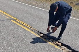 La Policía Caminera arregla baches con piedras