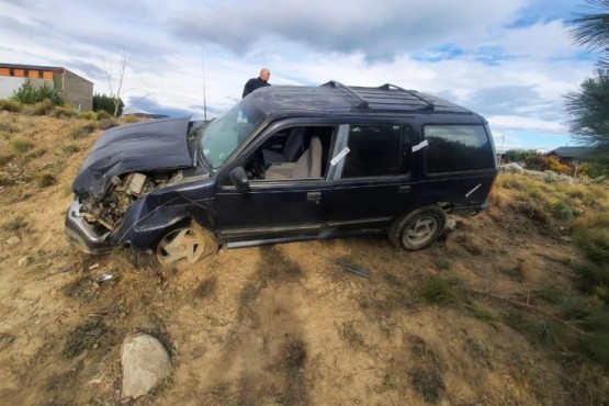 Robo una camioneta, chocó otro auto, se fugó y casi vuelca