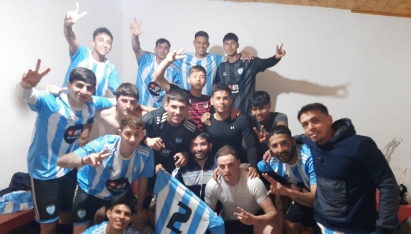 Los jugadores del Mugrín siguieron con los festejos en el vestuario. (Foto: CAAS)