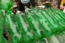 Colecta de botellas plásticas para realizar el tradicional árbol navideño