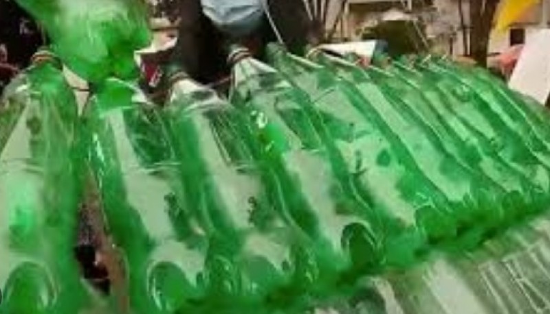 Colecta de botellas plásticas para realizar el tradicional árbol navideño 