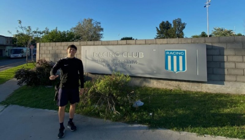 Mateo Mazziotti en el ingreso al predio de Racing Club. 