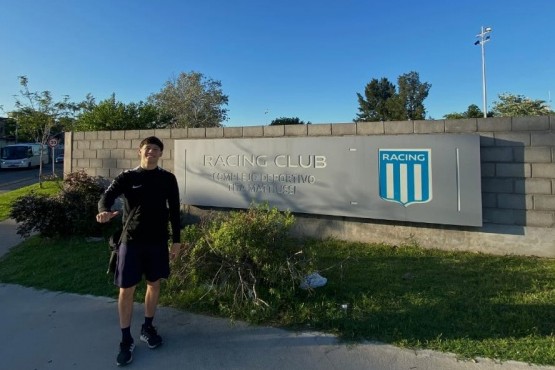 Mateo Mazziotti en el ingreso al predio de Racing Club. 