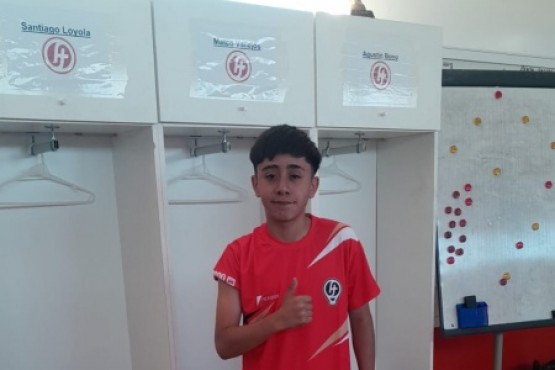 Dylan en el vestuario del club con la ropa de Huracán.