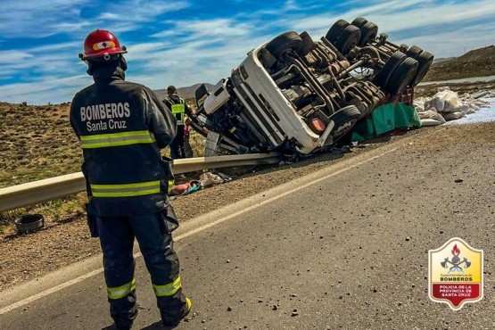 Un camionero volcó por esquivar a ciclistas