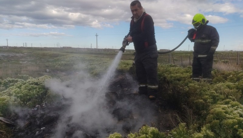 Bomberos sofocaron incendio sobre basura